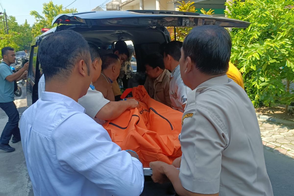 EVAKUASI—Tim gabungan mengevakuasi jasad seorang pegawai Samsat Kota Madiun bernama Eko Budianto (45), warga Kabupaten Nganjuk, ditemukan tewas di depan kamar kostnya, di Jalan Pandu No. 13, Kelurahan Klegen, Kecamatan Kartoharjo, Kota Madiun, Jawa Timur, Senin (6/10/2025).