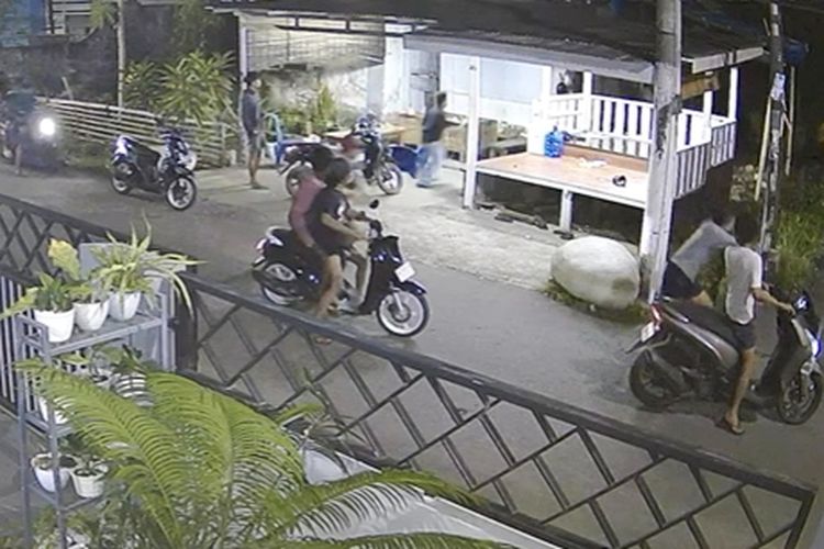 Potongan gambar aksi penyerangan yang dilakukan oleh kelompok diduga geng motor terhadap beberapa pemuda di Posko Kamtibmas BTN Makkio Baji, Kelurahan Bangkala, Kecamatan Manggala, Kota Makassar, Sulsel, pada Kamis (6/7/2023) dini hari.