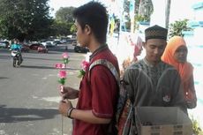 Remaja Masjid Bagi-bagi 1.000 Bunga dan Pin Jokowi-JK