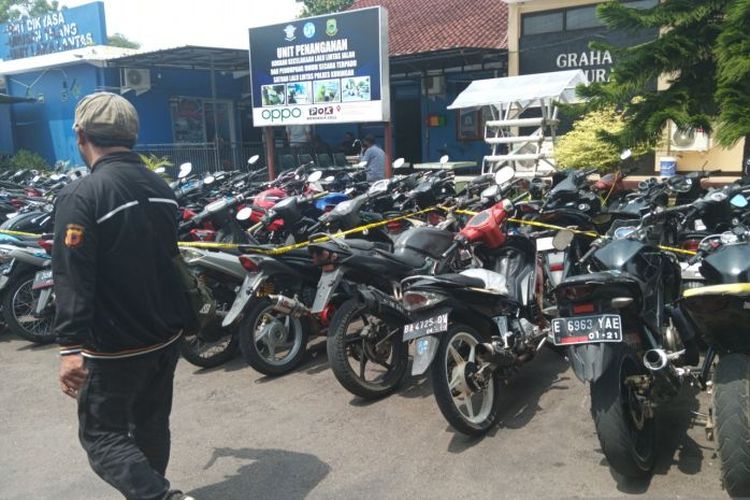 Sejumlah sepeda motor dengan knalpot bising atau brong yang diamankan Satlantas Polres Kuningan di Kuningan, Jawa Barat, Kamis (18/1/2024). 
