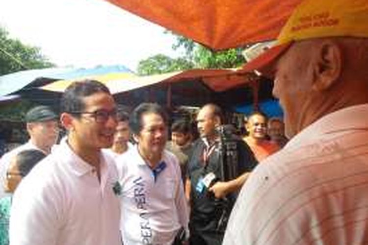 Sandiaga Uno saat berdialog dengan warga Bukit Duri RW 12 yang rencananya akan direlokasi Pemprov, Minggu (24/4/2016).