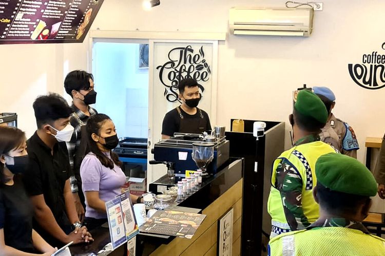 Personel gabungan melakukan patroli operasi yustisi di sejumlah cafe di Kota Blitar yang sedang menjalankan uji coba PPKM level 1, Minggu malam (17/10/2021)