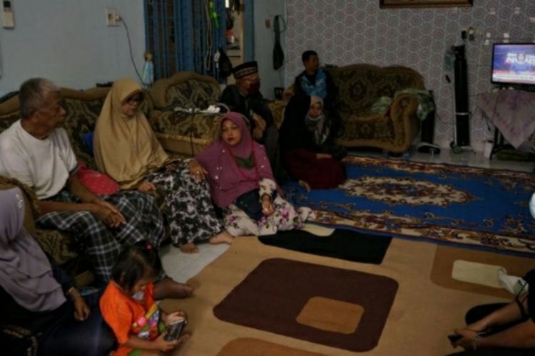 Orangtua dan keluarga menunggu kabar dari Putri Wahyuni dan menantunya yang mengalami insiden pesawat jatuh di Kepulauan Seribu, Jakarta, Sabtu (9/1/2021).