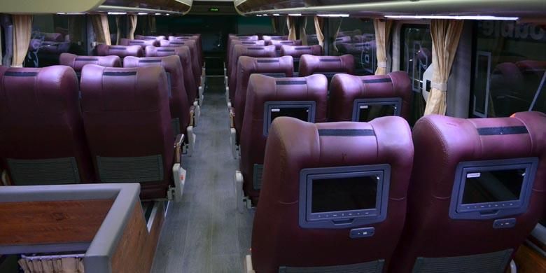 Suasana First Executive Class di kabin bus tingkat PT Putera Mulya Sejahtera untuk rute Wonogiri - Jakarta.