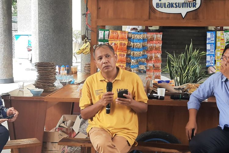 Dosen Fisipol UGM Mada Sukmajati saat di acara Pojok Bulaksumur dengan tema "Dari Janji ke Aksi : 100 hari Program Kerja Prabowo - Gibran" yang digelar di selasar Gedung Pusat UGM, Jumat (7/02/2025).