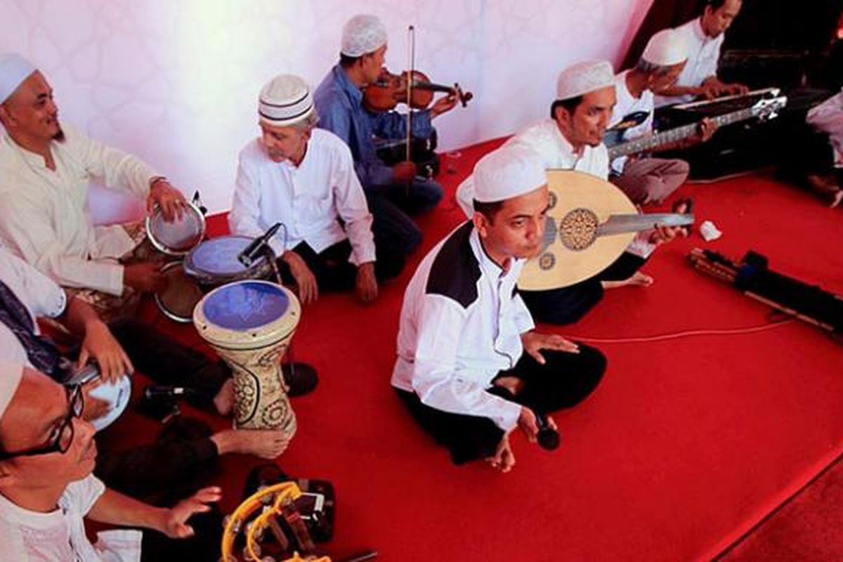 Pentas musik gambus dimainkan pemuda keturunan Arab ketika peresmian Kampung Arab Al Munawar sebagai Kampung Wisata di Kota Palembang, Sabtu (11/2/2017). Kampung Arab Al Munawar merupakan perkampungan warga keturunan Arab yang telah berusia sekitar 350 tahun. Selain ini ada empat obyek wisata lain yang dijadikan unggulan wisata di sekitar Sungai Musi.