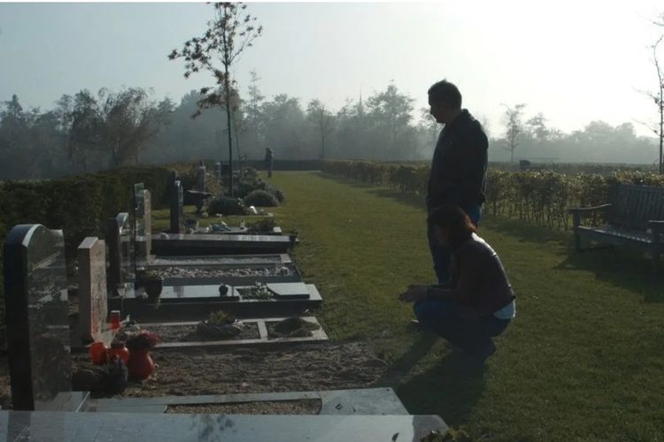 Di makam Mintardjo dan istrinya yang berdarah Romania, dua anak mereka berziarah. Cinta Mintardjo pada Indonesia tercermin dalam nama anak-anaknya, Harutjagio dan Nurkasih. 