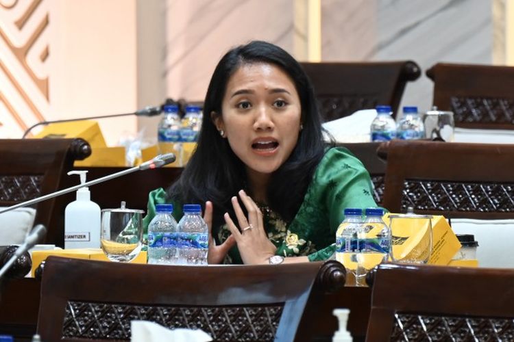 Anggota Komisi XI DPR RI Puteri Komarudin saat mengikuti Rapat Dengan Pendapat Komisi XI DPR RI dengan Direktorat Jenderal Anggaran (DJA) Kementerian Keuangan, Kamis (16/2/2023). 
