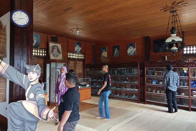 Wisatawan di dalam Museum Rumah Kelahiran Buya Hamka di Sungai Batang, Sumatera Barat.
