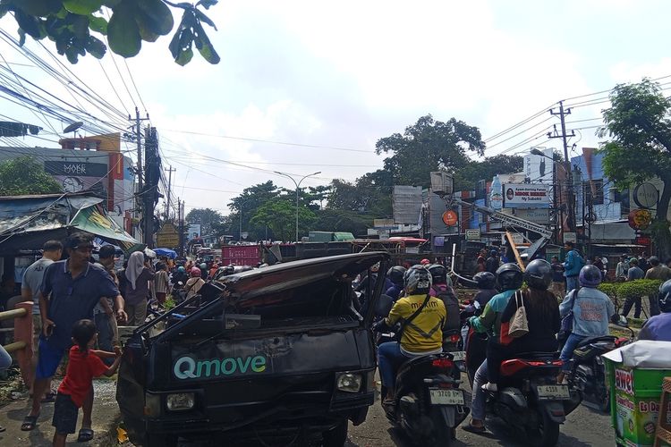 Detik-detik Kecelakaan Beruntun Truk Kontainer Hajar Mobil dan Motor di Turunan Silayur Semarang, Saksi Mata: Saya Tak Bisa Bergerak
