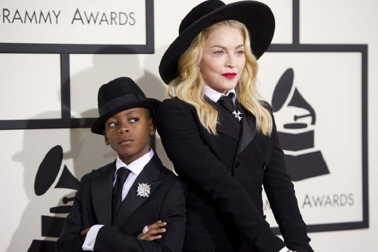 Madonna dan putranya, David Banda, menghadiri Grammy Awards 2014 yang digelar di Staples Center, Los Angeles, pada 26 Januari 2014.