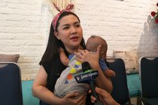Posesif, Vicky Shu Kerap Bawa Anak Bekerja