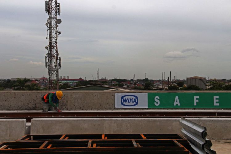 Suasana pengerjaan proyek Light Rail Transit (LRT) di Depo LRT, Kelapa Gading, Jakarta, Kamis (25/01/2018). Rencananya LRT akan mulai beroperasi 13 Agustus 2018, lima hari sebelum pembukaan Asian Games yang dijadwalkan pada 18 Agustus 2018.