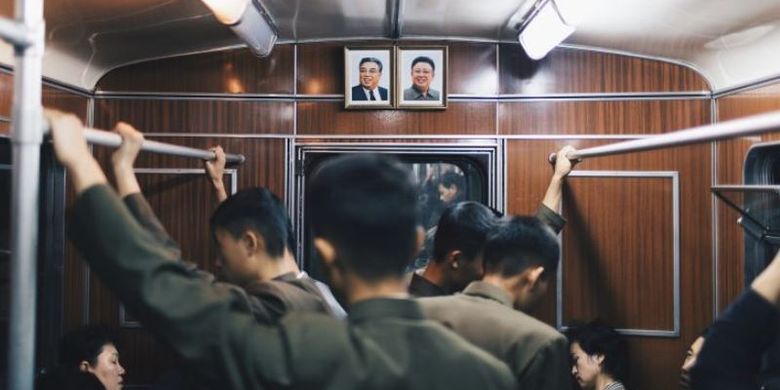 Suasana di dalam kereta Pyongyang Metro, Korea Utara. (Elaine Li via CNN)