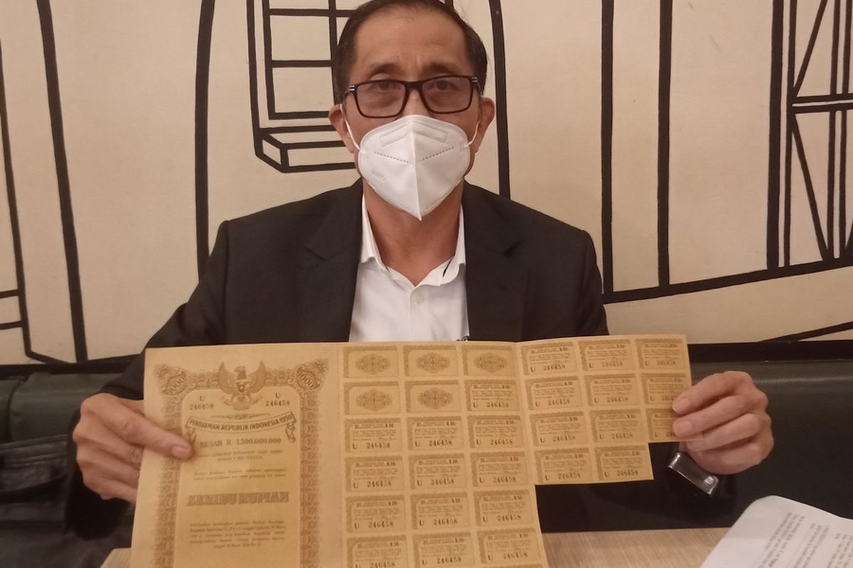 Kuasa hukum penggugat Presiden Jokowi, Amiziduhu Mendrofa memperlihatkan surat utang kliennya