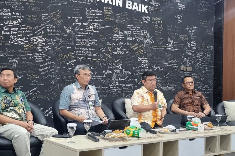 Kasubdit Impor Direktorat Jenderal Bea dan Cukai (DJBC) Kementerian Keuangan (Kemenkeu) Chotibul Umam, Direktur Penerimaan dan Perencanaan Strategis DJBC Kemenkeu M. Aflah Farobi, Direktur Komunikasi dan Bimbingan Pengguna Jasa DJBC Kemenkeu Nirwala Dwi Heryanto, Kasubdit Penindakan DJBC Kemenkeu Gatot Heroe Hernanda, dan Kasubdit Tempat Penimbunan Berikat DJBC Kemenkeu Esty Wiyandari saat media briefing di Kantor Pusat DJBC, Jakarta, Jumat (10/1/2025).