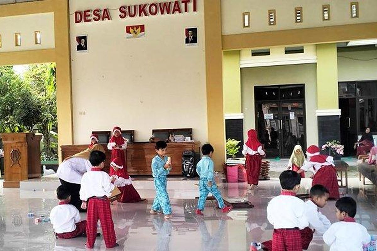 Siswa TK yang mengungsi belajar ke Balai Desa Sukowati, Bojonegoro, Jawa Timur.