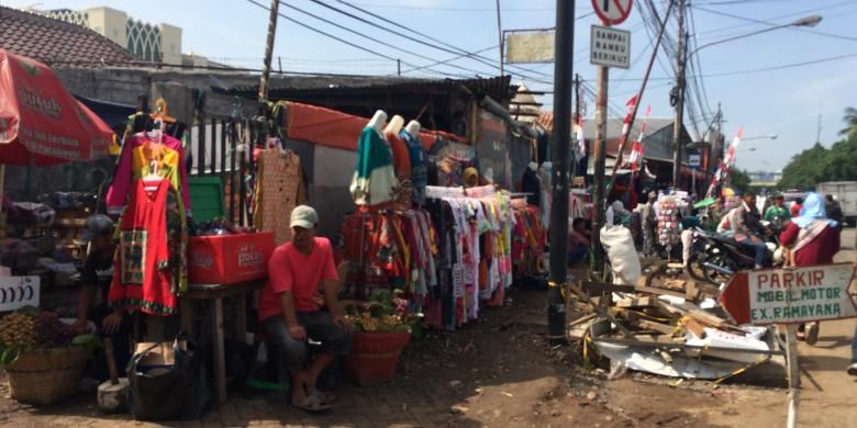 Pedagang kaki lima (PKL) kembali okupasi trotoar di seberang Stasiun Tanah Abang, Jakarta Pusat, Selasa (23/8/2016).