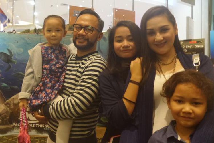 Mona Ratuliu dan suaminya, Indra Brasco, bersama anak-anak mereka menghadiri gala premier film animasi Disney Pixar yang berjudul Finding Dory, di Kemang Village, Jakarta Selatan, Rabu (15/6/2016).