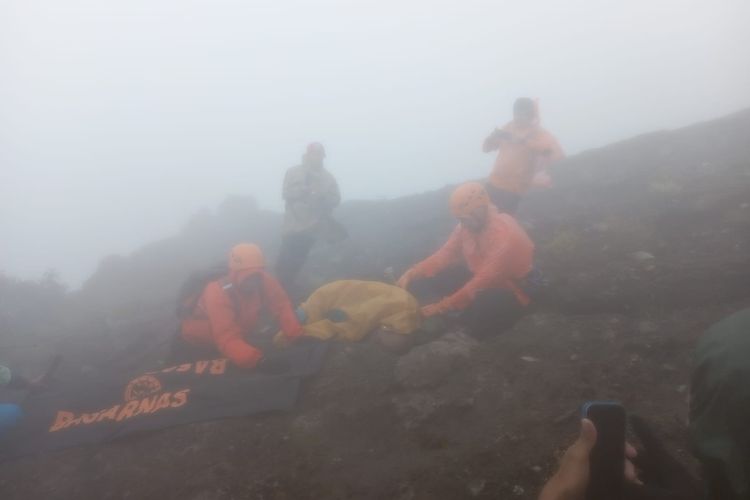 Tim Basarnas Bali saat melakukan evakuasi jenazah pendaki yang ditemukan tewas di puncak Gunung Agung, Kabupaten Karangasem, Provinsi Bali, Rabu (13/3/2024). 