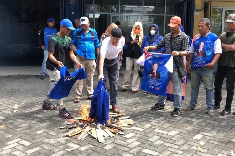 Sejumlah kader Partai Demokrat Riau membakar atribut sebagai bentuk kekecewaan karena Musda tetap digelar di Kota Pekanbaru, Riau, Selasa (30/11/2021).