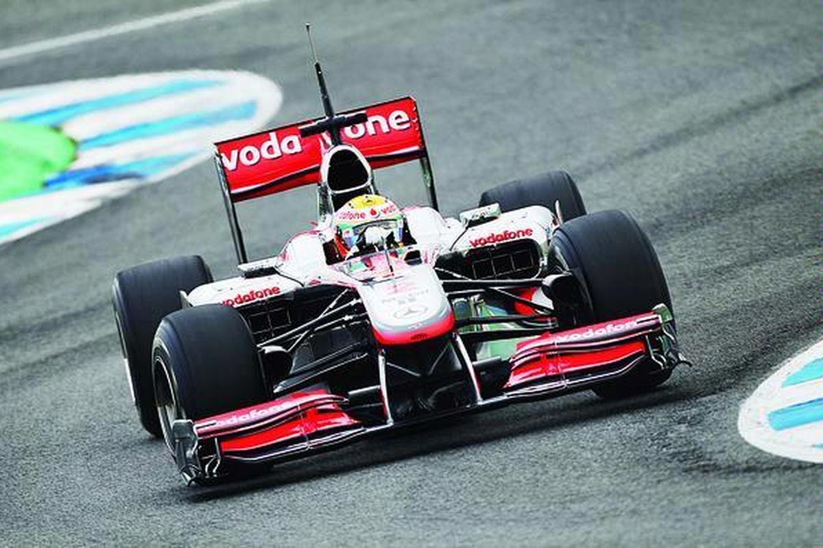 Pebalap McLaren Mercedes, Lewis Hamilton, menggenjot mobilnya pada sesi uji coba musim dingin di trek balap Jerez, Spanyol, Jumat (12/2). Hamilton mencatat waktu tercepat selama empat hari uji coba.