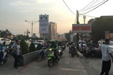 Macet, Pengendara Sepeda Motor Naik ke Trotoar di Kalimalang Bekasi