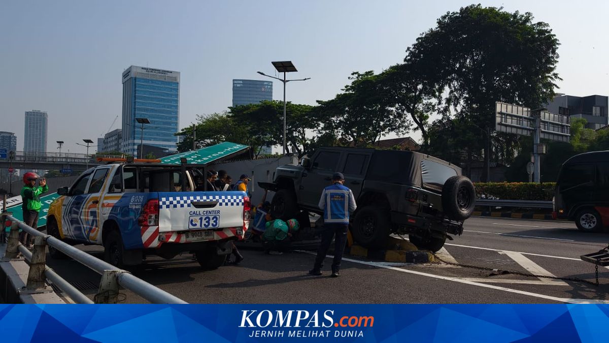 Pindad Maung Tabrak Plang Exit Tol Palmerah, Macet Sampai Kuningan