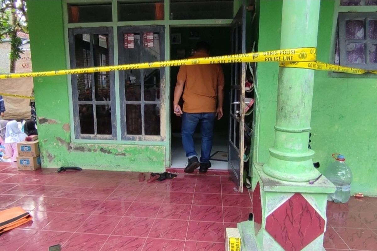 Tim gabungan Polsek Dukupuntang dan Reskrim Polresta Cirebon Jawa Barat memasang garis polisi di rumah korban terduga pembunuhan di Desa Cangkoak, Kecamatan Dukupuntang, Kabupaten Cirebon Jawa Barat, Minggu (26/11/2023)