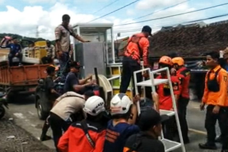 Sejumlah sukarelawan mengangkut barang-barang milik penyintas bencana ke truk di Kampung Nyalindung, Desa Pasirsuren, Palabuhanratu, Sukabumi, Jawa Barat, Rabu (9/3/2022).