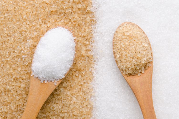 Ilustrasi gula merah dan gula pasir, gula putih. Baik gula merah mau pun gula pasir sama-sama tidak lebih sehat untuk dikonsumsi.
