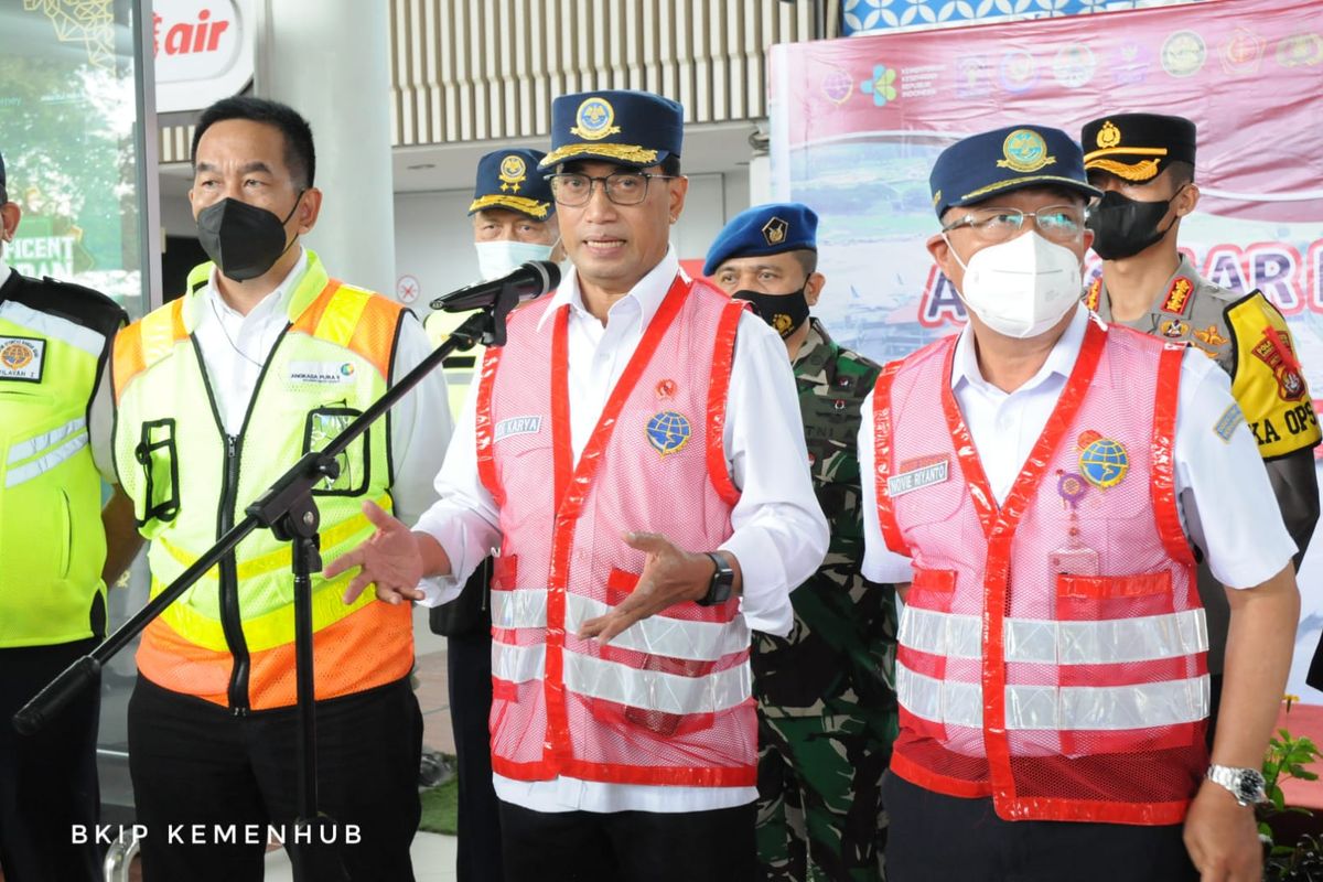 Menteri Perhubungan Budi Karya Sumadi dalam inspeksi di Bandara Soekarno Hatta, Minggu (24/4/2022)