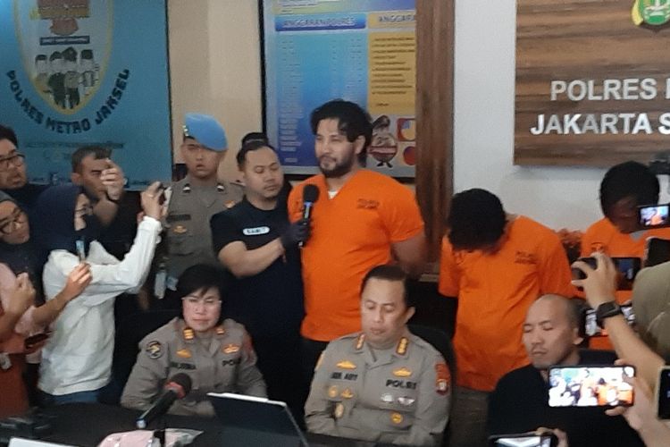 Aktor peran Ammar Zoni berseragam oranye setelah ditangkap polisi karena kasus dugaan penyalahgunaan narkoba di Polres Metro Jakarta Selatan.