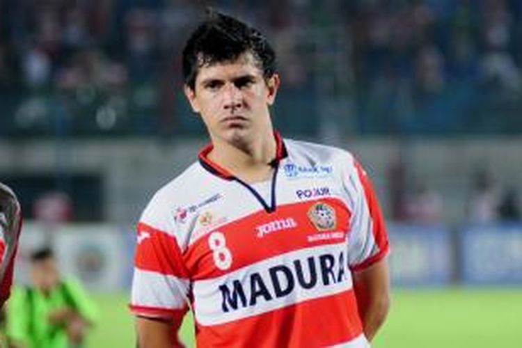 Diego Fretes, pemain Persepam Madura United diikat dengan bonus sebelum perpanjangan kontrak pada kompetisi mendatang. Selain Fretes, Silvio Escobar juga diikat dengan bonus rumah sebagai tempat tinggal.