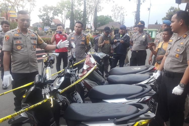 Kapolres Garut AKBP Dede Yudi Ferdiansyah saat menunjukan barang bukti sepeda motor curian yang dijual di Facebook.