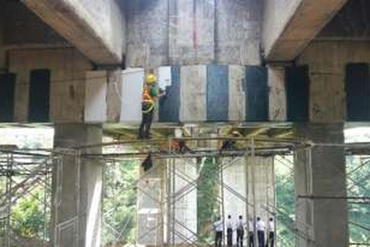 Sejumlah petugas Jasa Marga tengah melapisi beton Jembatan Cisomang dengan cairan kimia penguat beton, Kamis (23/12/2016). Pilar kedua Jembatan Cisomang mengalami pergeseran. 