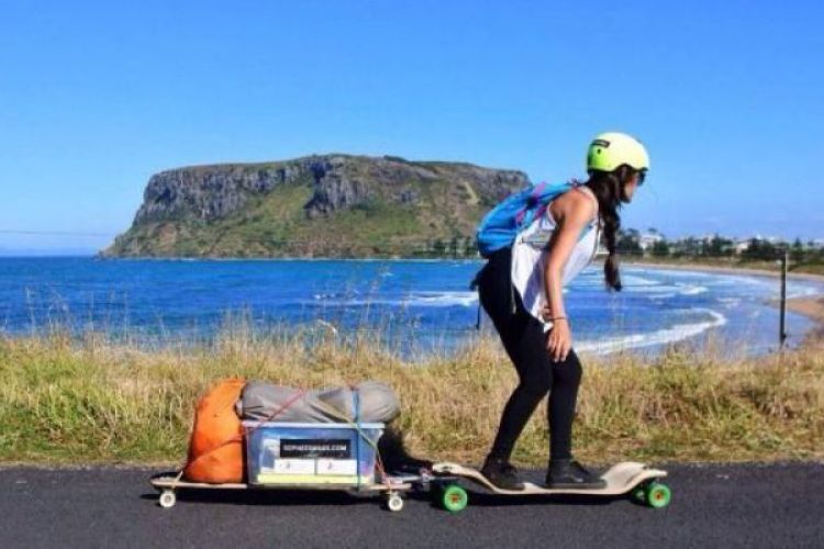 Sophee Southall dengan skateboardnya di sebuah daerah dekat kota Stanley, Tasmania.