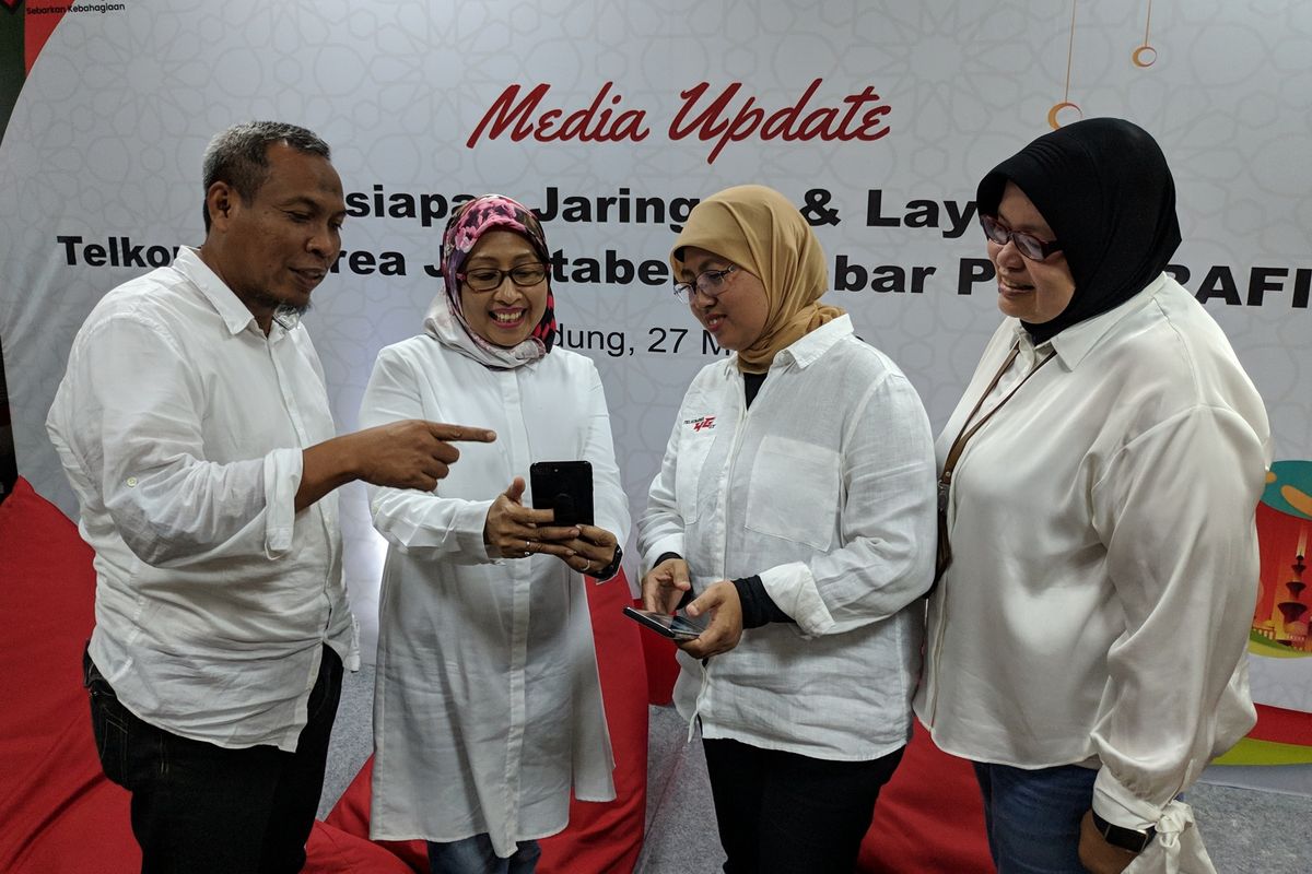 Ket. Foto: (Ki-Ka) Agus Mulyadi, VP Sales and Marketing Telkomsel Jabotabek Jabar; Ririn Widaryani, Executive Vice President (EVP) Telkomsel Jabotabek Jabar; Juanita Erawati, VP ICT Network Management Telkomsel Jabotabek Jabar; dan
Medda Heptriasti, VP Business Support Telkomsel Jabotabek Jabar; saat membeberkan kesiapan jaringan Telkomsel di Jabotabek - Jabar di Bandung, Senin (27/5/2019).
