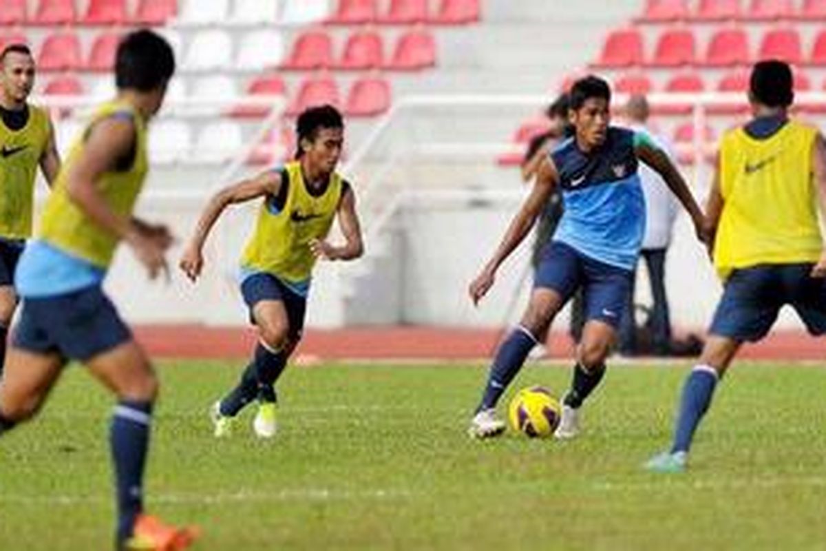 Gelandang timnas Indonesia, Taufiq (tengah), bergabung bersama rekan-rekannya dalam latihan di Stadion Inspen, Kuala Lumpur, Malaysia, Selasa (27/11/2012), jelang laga kedua mereka melawan Singapura dalam Piala AFF 2012.