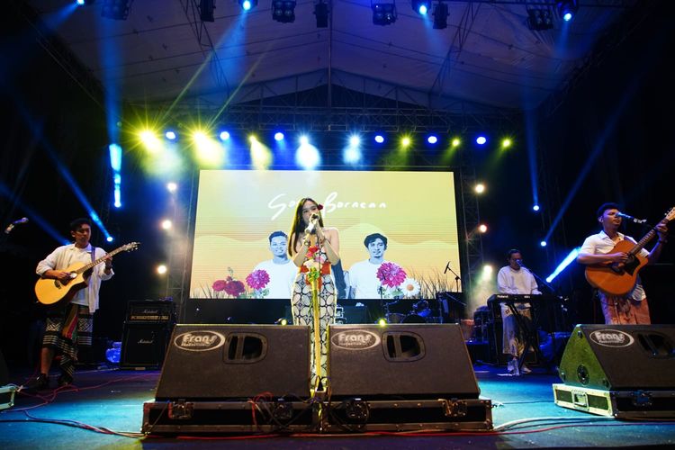 Soegi Bornean, band pop folk asal Kota Semarang sedang tampil di panggung, Sabtu (21/5/2022).
