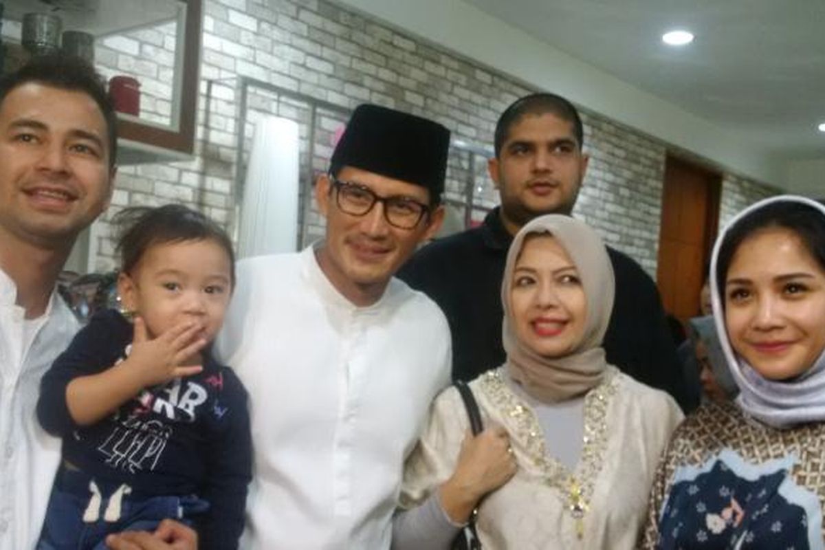 Sandiaga Uno (berkacamata) dan istri (sebelah kanan Sandi) menghadiri acara pengajian yang diadakan di kediaman Raffi Ahmad (paling kiri) dan Nagita Slavina (paling kanan) di Green Andara Residence, Pondok Labu, Jakarta Selatan, Sabtu (18/2/2017).