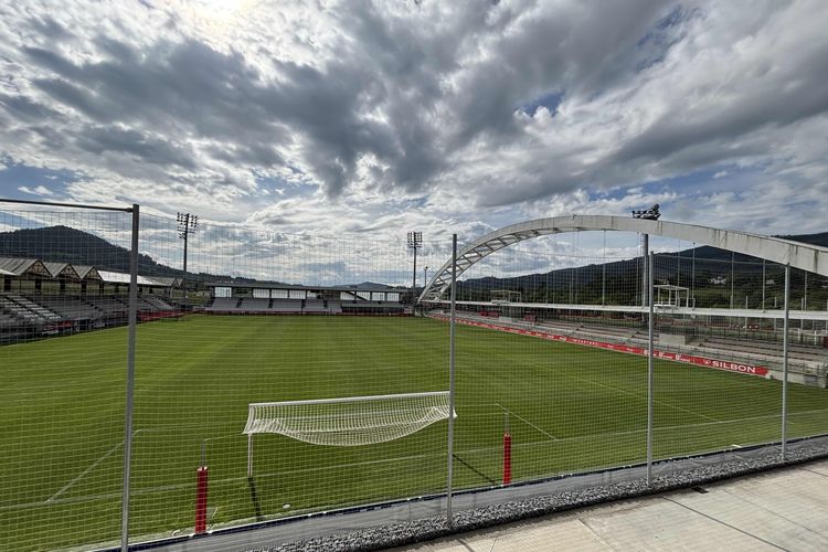 Penampakan salah satu lapangan berumput natural di sentra latihan milik Athletic Club, Lezama, pada Minggu (4/5/2025).