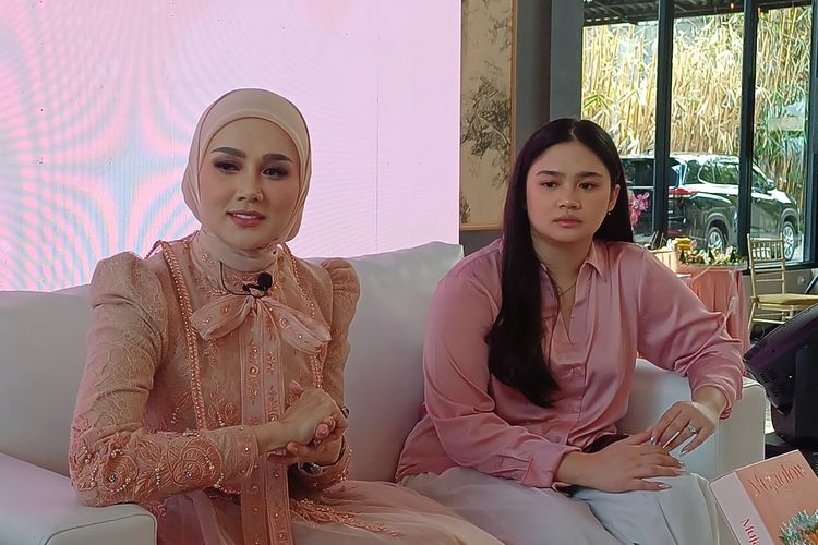 Penyanyi Mulan Jameela dan anak pertamanya, Tiarani Savitri saat jumpa pers peluncuran bisnis minuman suplemen kolagen yang didirikannya, di daerah Ampera, Jakarta Selatan, Kamis (16/11/2023).