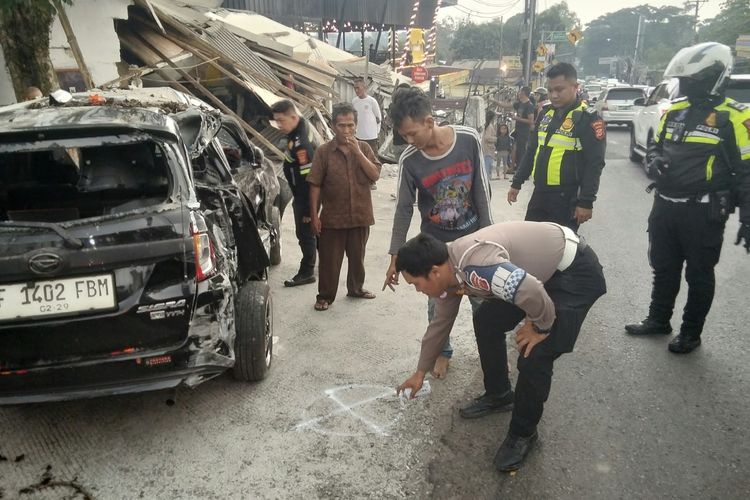 Kronologi Kecelakaan Beruntun di Puncak Bogor, Truk Tabrak Minibus, Bengkel, dan Warung