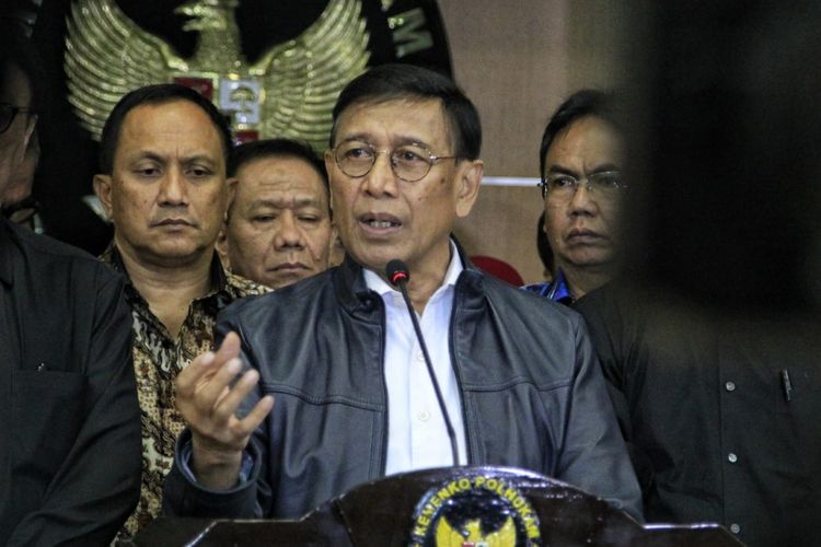 Menteri Koordinator Bidang Politik, Hukum dan Keamanan Wiranto saat menggelar konferensi pers seusai rapat koordinasi penanganan bencana gempa bumi di Palu, di Kemenko Polhukam, Jakarta Pusat, Sabtu (29/9/2018) dini hari. 