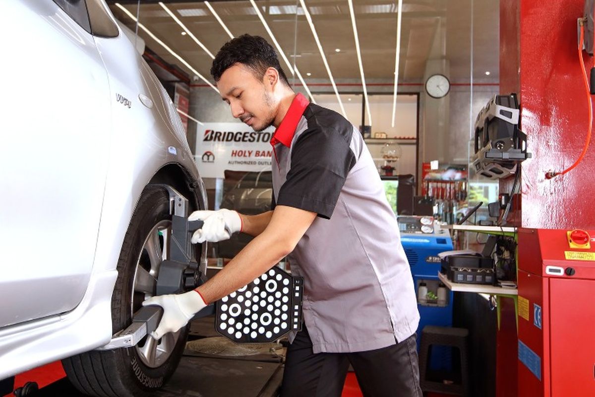 Teknisi Toko Model (Tomo) milik Bridgestone sedang melakukan pengecekan ban. 
