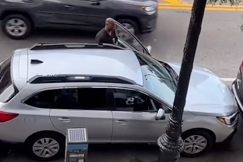 Video Viral, Mobil Berhasil Keluar dari Parkir Paralel yang Sangat Sempit