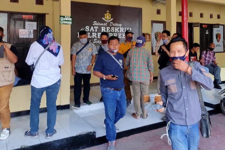 Sejumlah wartawan yang bertugas di eks Karesidenan Pekalongan saat mendatangi Mapolres Brebes meminta polisi mengusut tuntas kasus pengeroyokan wartawan oleh sekelompok orang, Kamis (3/9/2020).