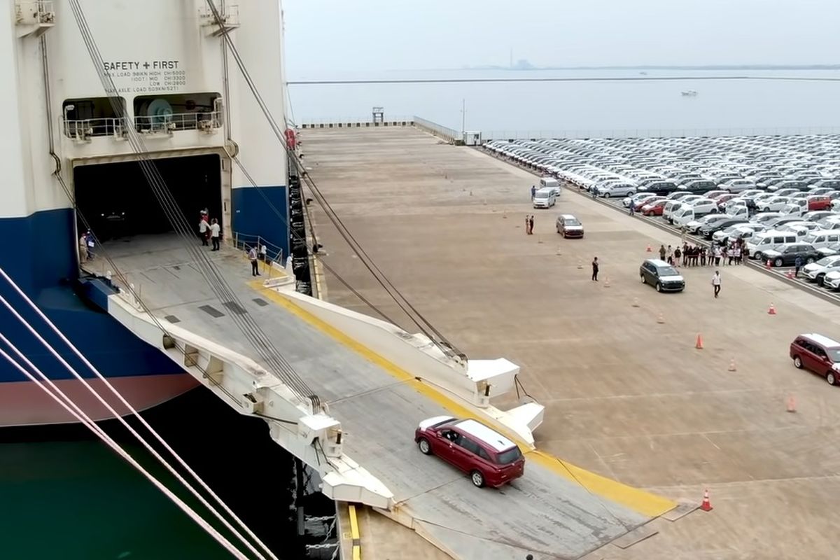 Suasana ekspor mobil dari Pelabuhan Patimban