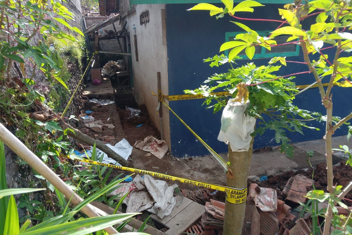 Lubang tempat ditemukan dua korban dalam halaman rumah Solihin di Kampung Babakan Mande, Desa Gunungsari, Kecamatan Ciranjang, Kabupaten Cianjur, Jawa Barat. Solihin merupakan salah satu tersangka pembunuhan beruntun di Garut, Bekasi, dan Cianjur.